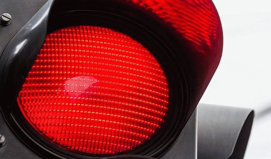 un semafor arată lumină roșie. fotografie simbolică pentru întreținere, sfârșit.