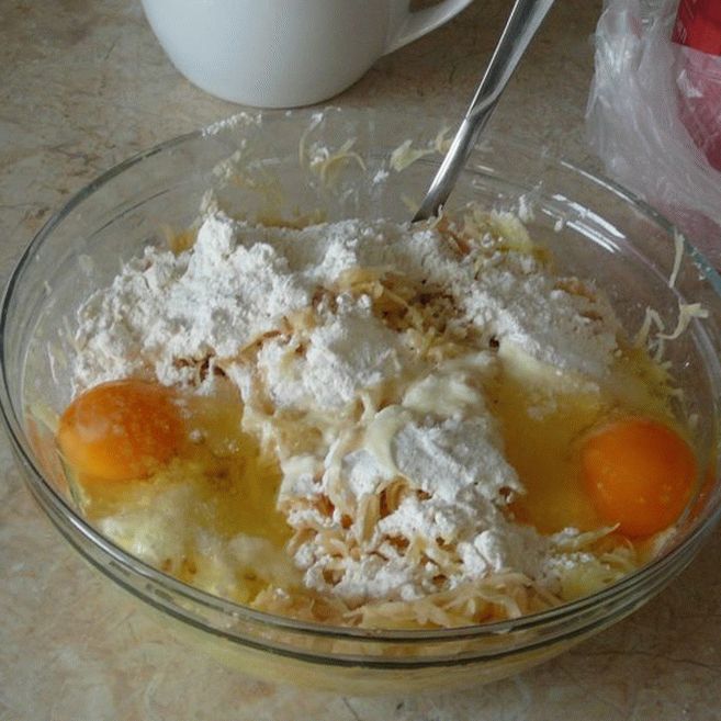 adăugați ouă în făină
