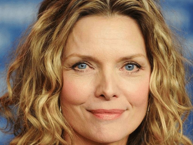 Michelle Pfeiffer cu un pătrat fără breton