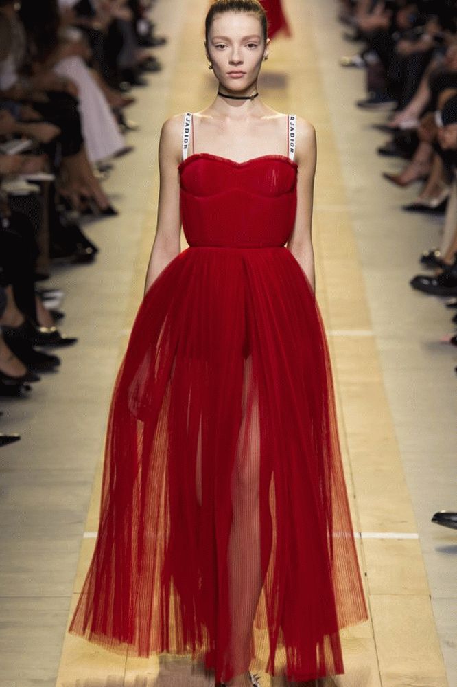rochie cu o fustă ușoară a la Dior
