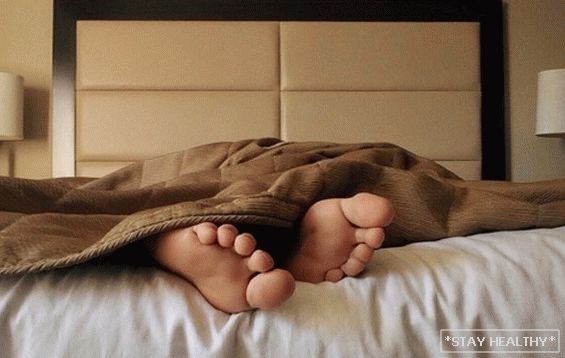 Pot să dorm cu picioarele la ușă sau la fereastră: semne și feng shui