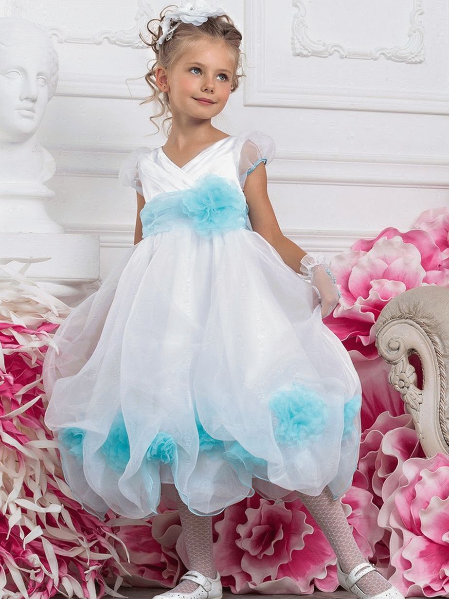 rochie albă și albă delicată pentru o fetiță la bal
