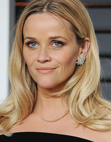 Tendințe de modă și strălucitoare culori de păr 2017 și tendințe de modă foto pentru ochi albaștri verzi maro și tehnologie de vopsire 2017 Tendințe la modă și strălucitoare Culoare a părului 2017 >pentru blondii stilistii recomanda culorile calde: miere, bej, nisipos, cremos, auriu.  Culori deschise în culori calde conduceți cu încredere atât pe pasarelele de modă, cât și pe listele celor mai mulți tendințe pline de farmec.  Pentru a alege colorarea la modă pentru tine păr 2017, o fotografie cu o noutate pe părul mediu pentru blondele vă arată toată varietatea de palete calde și reci tonuri ușoare.  Ce înseamnă numerele de pe vopseaua de păr – citiți aici. </li>
<li>În același timp, părul gri rece revine la modă, nuanțe de platină și ashy.  Potrivit stilistilor, cel mai bun Aceste culori arată pe coafuri scurte.  Coafura de culoare zăpadă va oferi imaginii tale o ușurință evazivă.  Foarte la modă pentru a combina culoare deschisă la culoare cu extraordinar, de exemplu, cu roz sau cires.  Această tehnică se numește „bunică glam”, care poate fi tradusă ca o „bunică strălucitoare”. </li>
<li>Pentru femeile cu părul brun, cea mai populară în sezon va fi o nuanță de întuneric castan, va oferi părului strălucire și efect de ceață.  Cu toate acestea, nu toată lumea fashionistele au o astfel de nuanță, cel mai bine se află pe castan părul prin natură.  Pentru a vedea dacă această culoare este potrivită pentru tine, este mai bine faceți primul șampon cu nuanțe instabile.  Dar dacă ai pielea natural inchisa la culoare si ochii caprui, cu siguranta o nuanță de păr de castan va face. </li>
<li><img decoding=