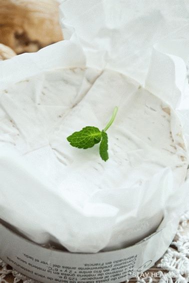 Salată verde cu camembert, ficat și nucnuci